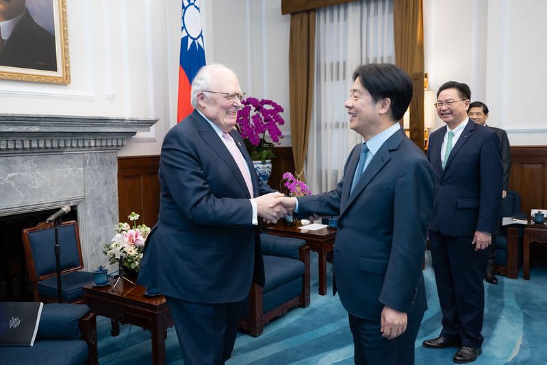 President Lai shakes hands with Dr. Edwin Feulner, founder of the Heritage Foundation.