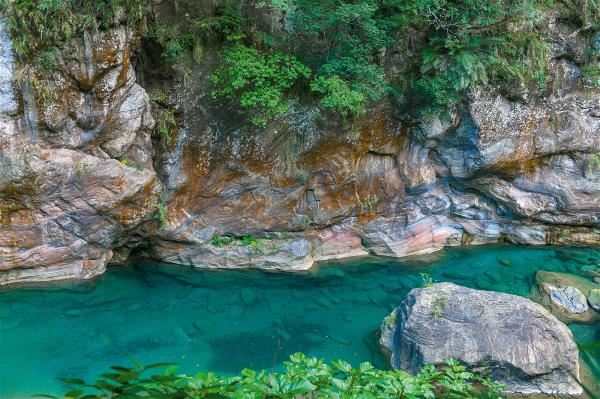 From the Shakadang Trail one can see the clean, clear waters of the Shakadang River as well as folded rock strata.