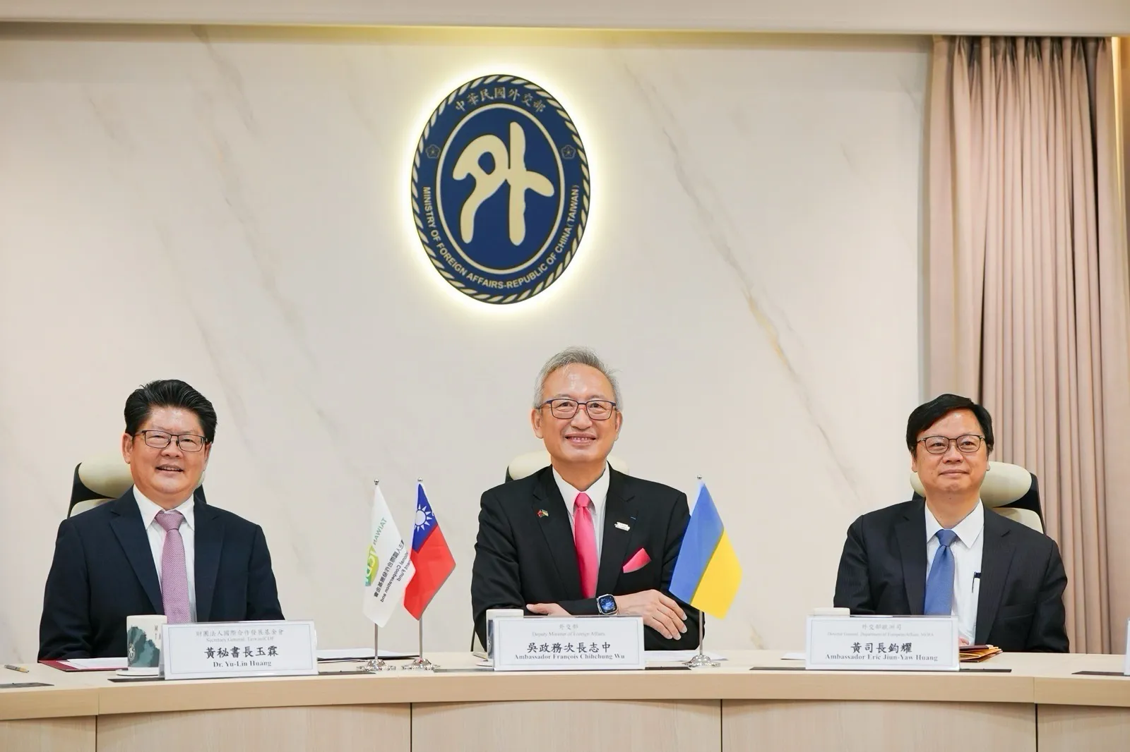 外交部政務次長吳志中（中）見證外交部委託國合會推動利沃夫智慧醫療計畫。