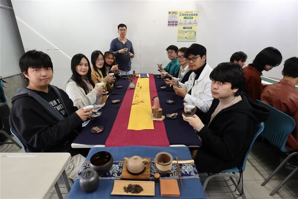 北科大菁英專班學生，體驗以禮奉茶、優雅靜心的茶道文化。