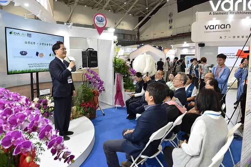 林欣榮院長指出他現在穿的西裝整套都是大愛感恩科技的產品，很感恩能繼續有大愛感恩科技合作「醫材再生研發」計畫。