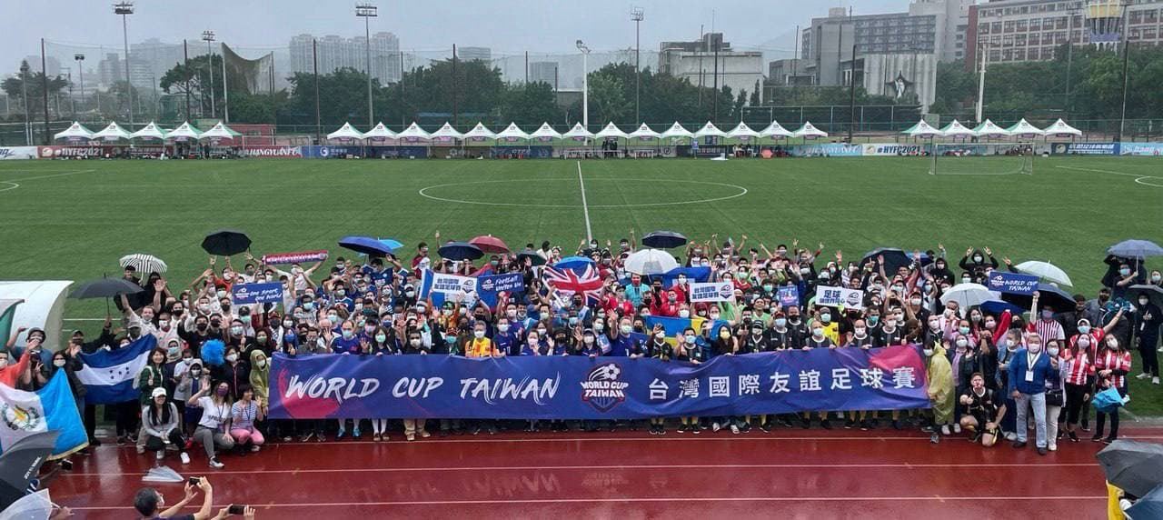 風雨無阻參加第八屆台灣國際友誼足球賽全體球員合照。