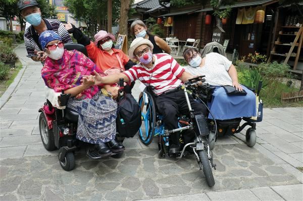 張世明（右2）舉辦快閃小旅行，帶著身障朋友吃美食、逛景點，為彼此加油打氣。