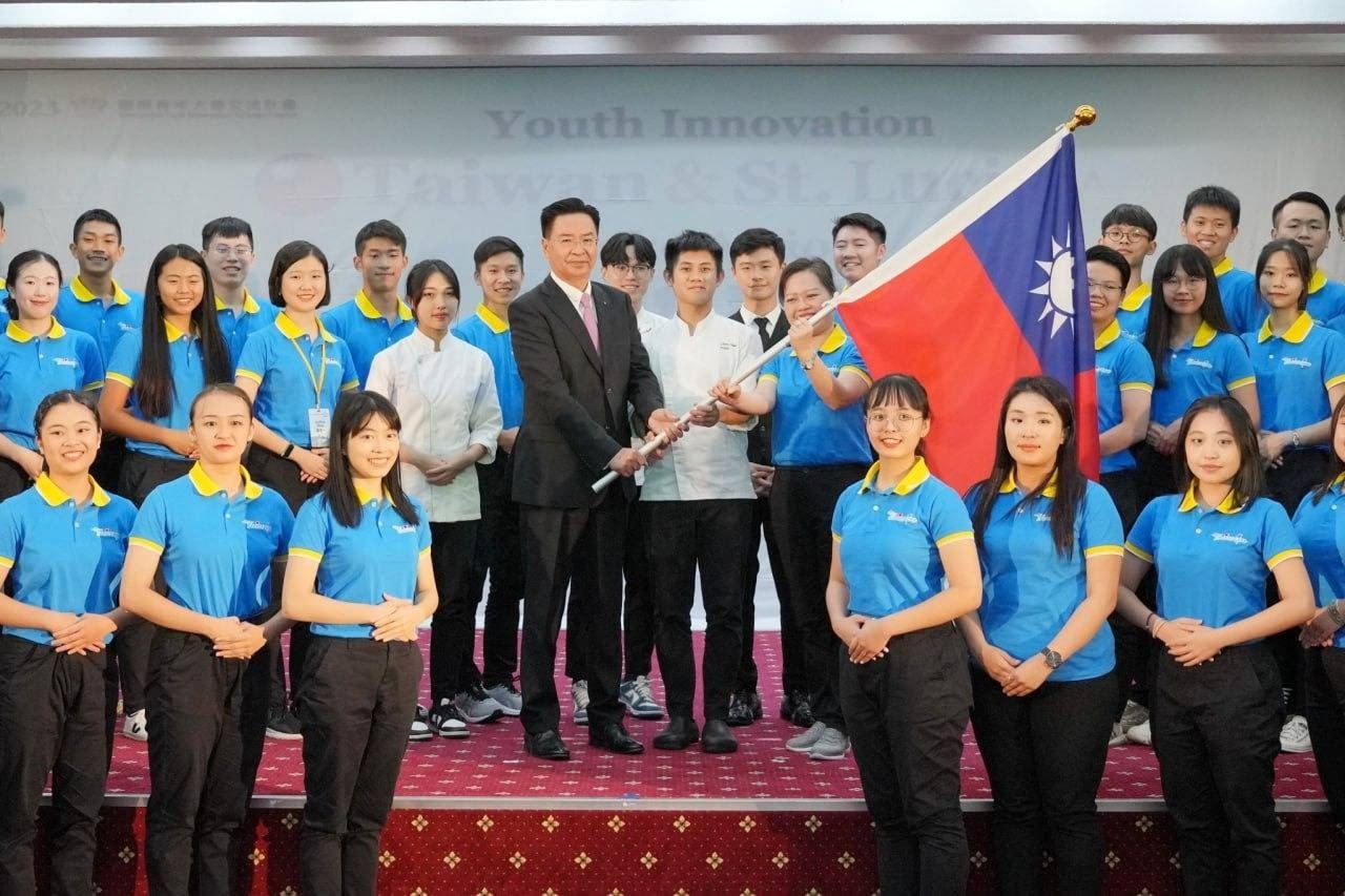 外交部長吳釗燮授旗予非政府組織國際事務會執行長王雪虹及全體團員。