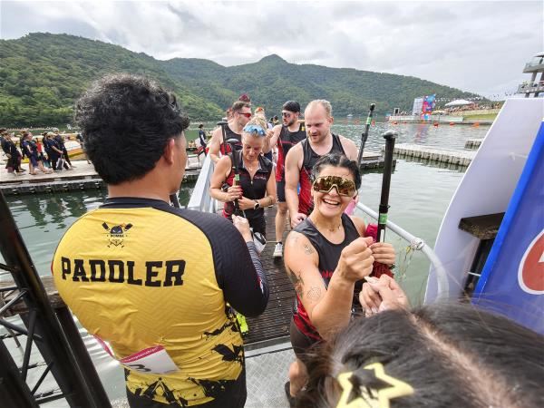 賽後上岸，不同國籍的選手熱情擁抱、擊掌打氣，展現運動家精神。