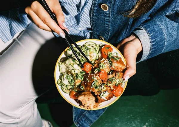 阿嬤爌肉飯配上自製醃小黃瓜，好吃的食物成為大家共同的語言。