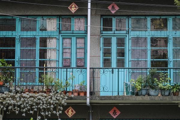 巷弄裡的鐵窗花，乘載了台灣傳統文化、世代歷史、民居生活的人情風景。（莊坤儒攝）