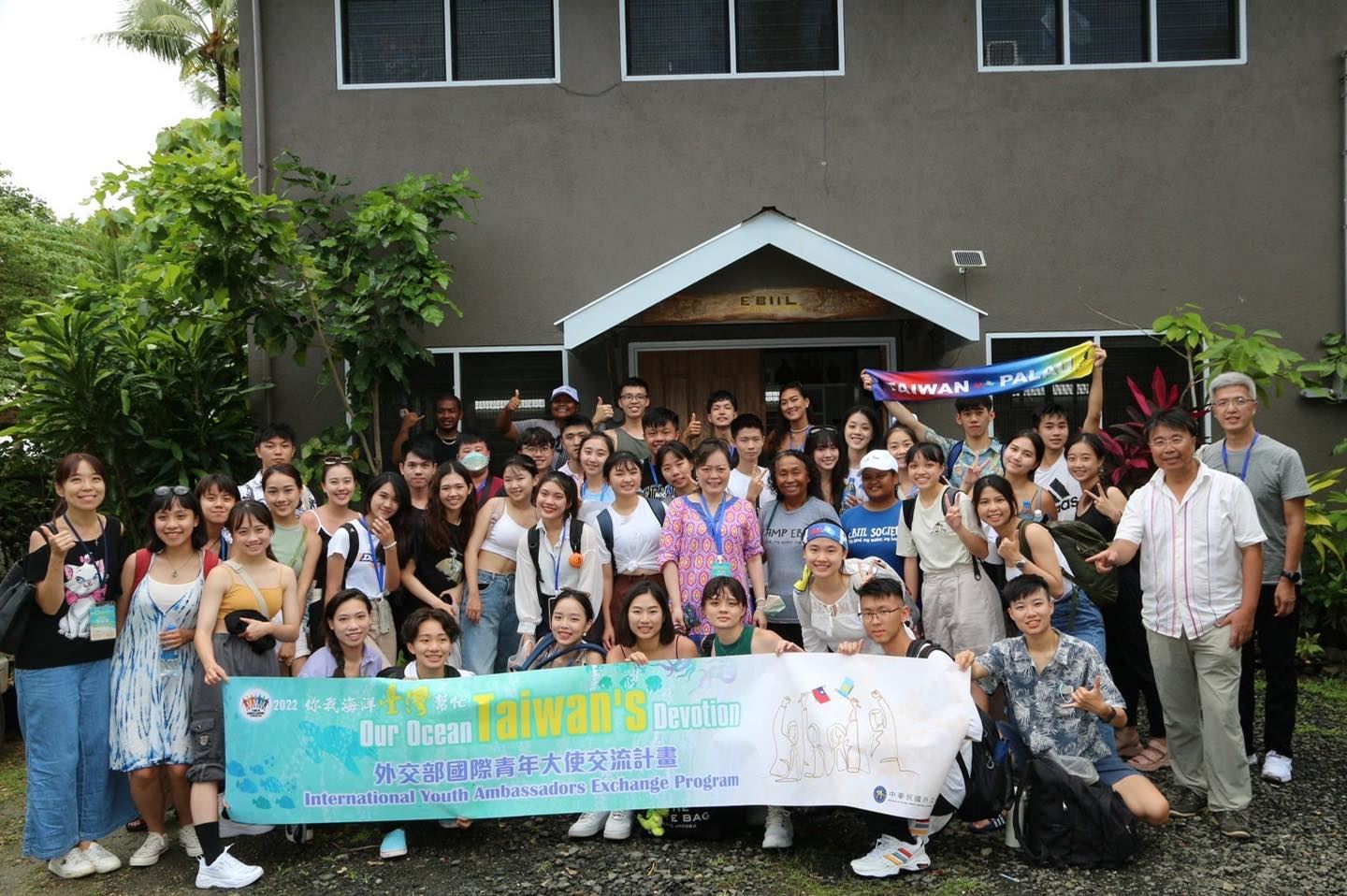 青年大使赴帛琉NGO「Ebill Society」學習海洋生態普查及淨灘。