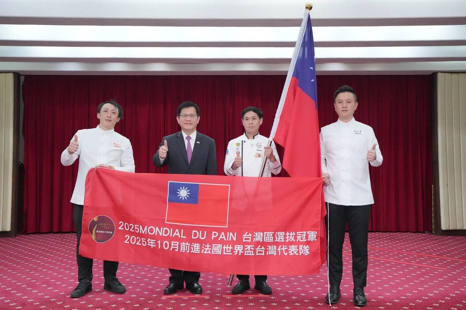 外交部長林佳龍與「2025世界麵包大賽」（Mondial du Pain）代表選手張世彬（右二）及隊職員合影。