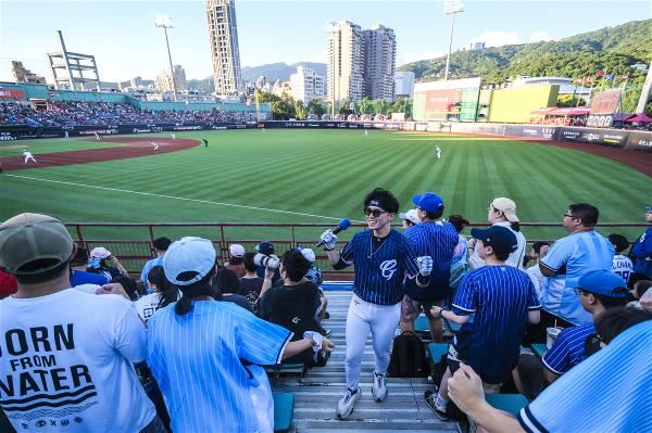 Travis, the head of the Fubon Guardians support group, conveys his love for baseball through his passionate cheering. He leads fans in shouting cheers and transmits positive energy throughout the ballpark.