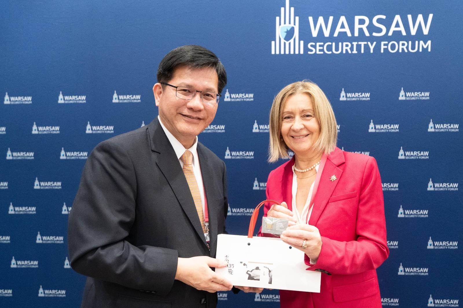 外交部長林佳龍與法國參議院外交暨國防委員會副主席康慕蕾（Hélène Conway-Mouret）合影。