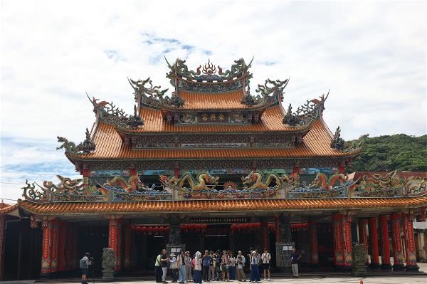 站在東興宮前閱讀地景，感受河與海、不同族群、新舊地質彼此交會的故事。