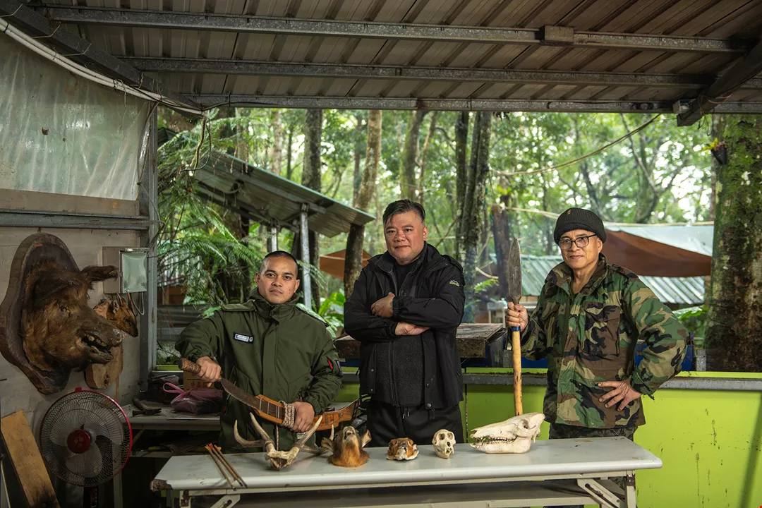 張仁傑（中）成立烏來獵人學校，號召高忠男（右）、許勤（左）等其他獵人們，一起以淺山為教室，傳承山林生活文化。