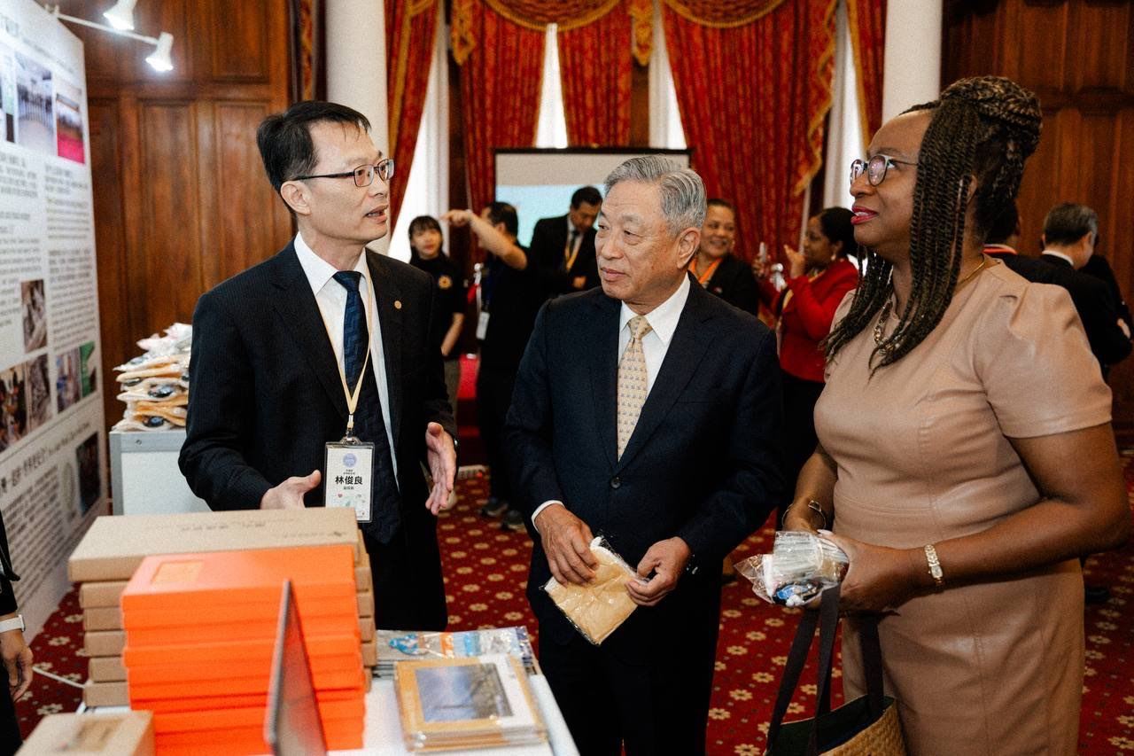 交通部民用航空局副局長林俊良說明我國推動參與「國際民航組織」（ICAO）的情形。左起為交通部民用航空局副局長林俊良、外交部政務次長田中光及駐台使節團團長聖文森及格瑞那丁大使柏安卓（Andrea Clare Bowman）