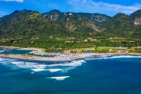台東金樽海岸綿延三公里的細白沙灘及碧綠的海水，成為衝浪勝地。（臺東縣政府提供）