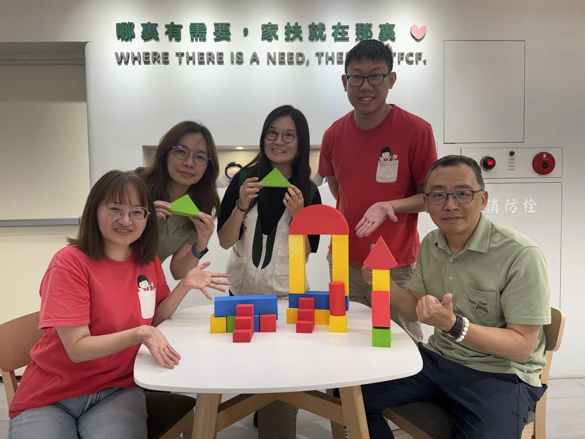 南台中家扶今年有五位社工獲表揚，用愛守護為弱勢兒少築起堅固堡壘。(南台中家扶中心提供)