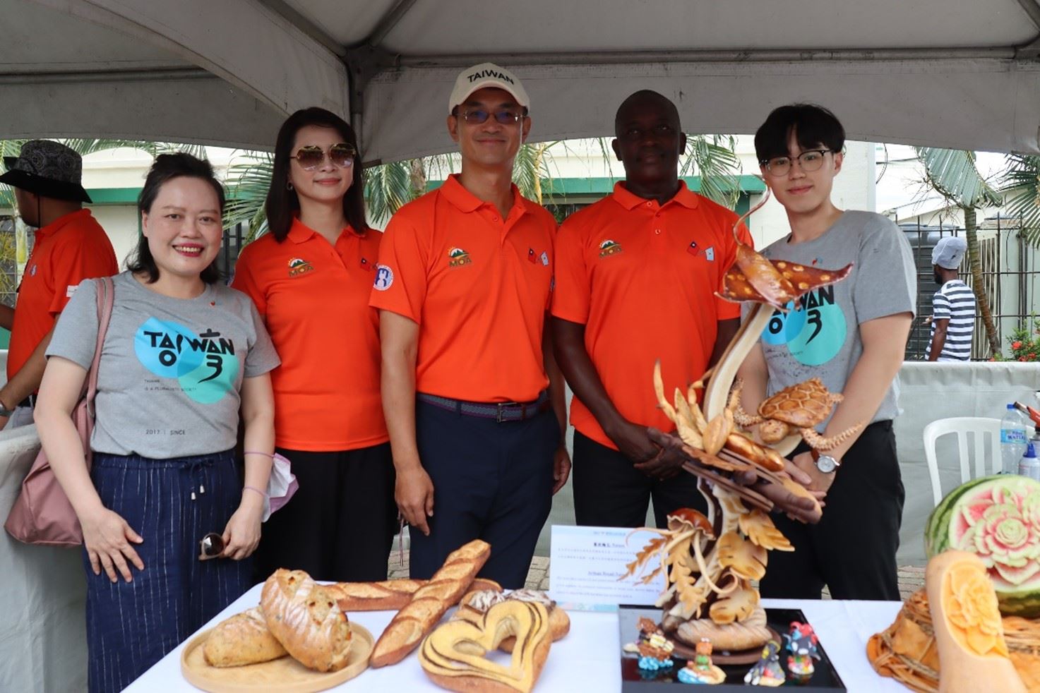 廚藝組青年大使在「農夫市集」展示藝術麵包。