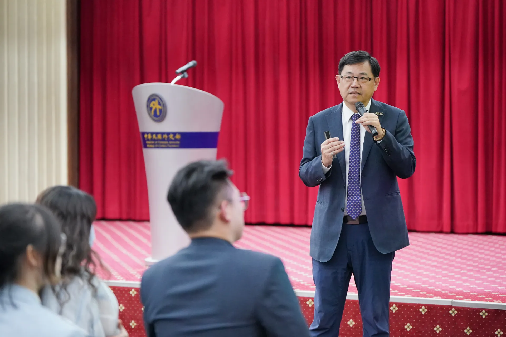 外交部非政府組織國際事務會執行長江振瑋說明外交部未來與協會合作的願景。