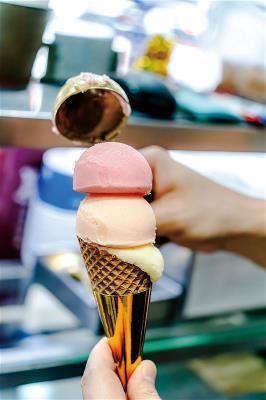 一球疊上一球，童年吃冰的快樂就是那麼樸實無華。