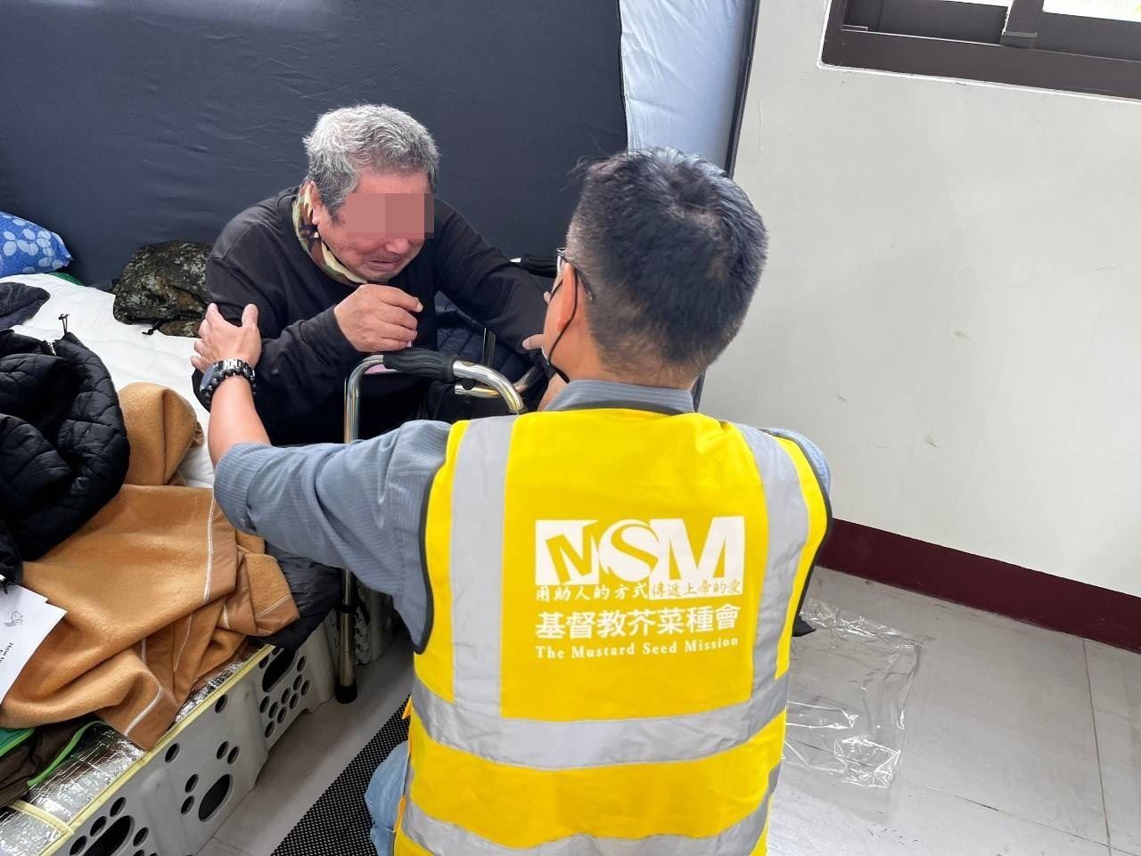 行動不便長者頓失家園，暫安置於避難所，不安落淚。（芥菜種會提供）