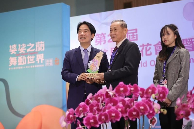 副總統親頒個體花競賽全場總冠軍、景觀競賽100平方公尺第一名予得獎者