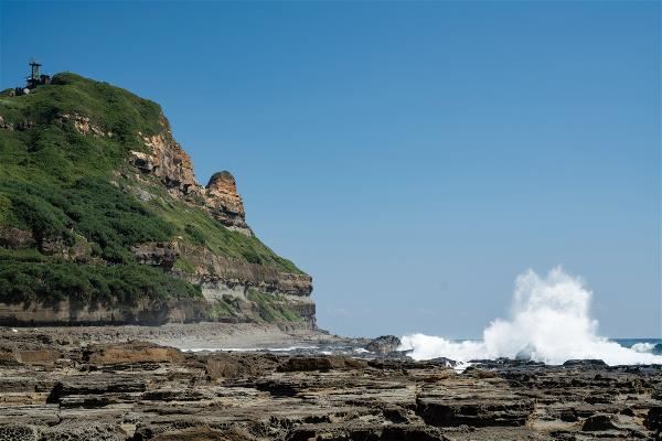 東北角受海浪差異侵蝕，沿岸多岬灣地形，圖為鼻頭龍洞地質公園。（林旻萱攝）