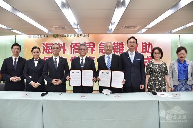 Overseas Community Affairs Council Secretary-General Chang Liang-Ming and Buddhist Compassion Relief Tzu Chi Foundation Vice CEO Hsiung Shih-Min signed an MOU