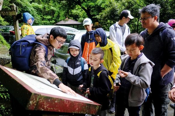 曾經參加亞成鳥計畫的孩子蛻變成領隊，有能力帶著大人、小孩入山學習。