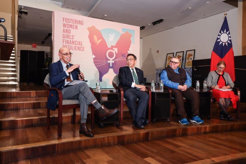 Hank C.C. Huang (second left), president of the Taiwan Academy of Banking and Finance, listens as Carlos Fuller (first left), permanent representative of Belize to the U.N., speaks during the conference on women’s economic empowerment March 13 in New York City. (MOFA)