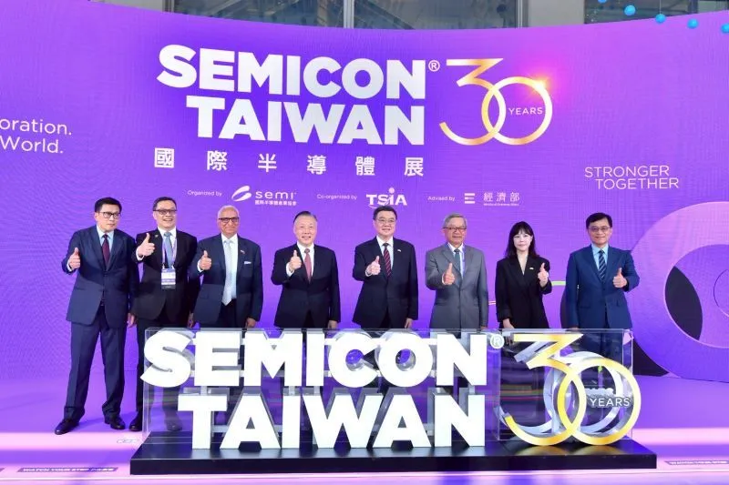 Premier Cho Jung-tai (fourth right) poses with guests at the opening ceremony of SEMICON Taiwan 2025, Sept. 10 in Taipei City. (Courtesy of Executive Yuan)