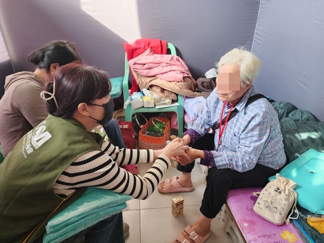 阿嬤受強震驚嚇，芥菜種會牧師探訪關懷，用禱告帶來安慰。（芥菜種會提供）