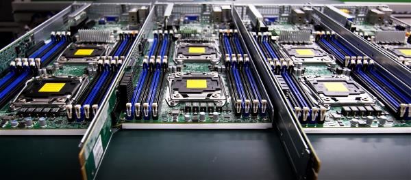 美超微自1995年推出世界第一個可搭載兩顆CPU的伺服器主機板，後來又領先做到可搭載四顆CPU的大容量，不斷挑戰極限。