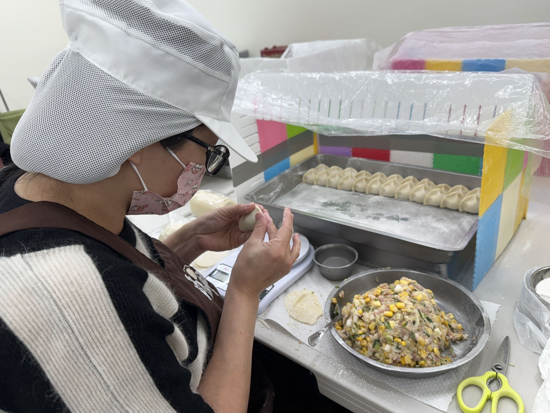 接受扶助的媽媽用心包出一顆顆好吃的福呷水餃,撐起一個家。(南台中家扶提供)