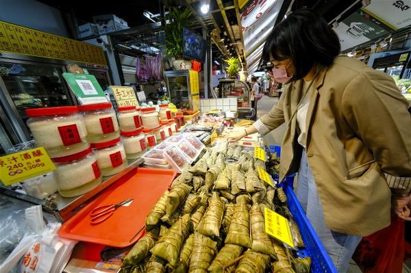 市場裡的肉粽、碗粿等鹹點,或是草仔粿、紅龜粿和酒釀等甜品,皆是常見的米食小吃。