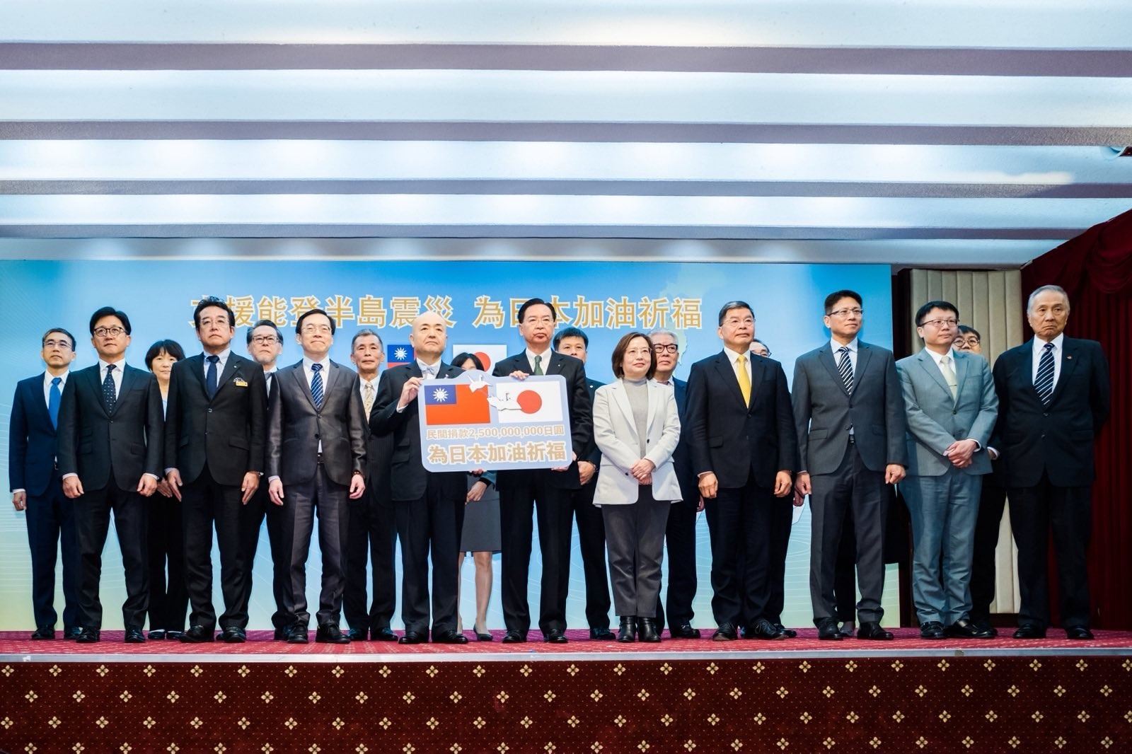 台灣民間捐款團體與台灣石川縣人會代表等人共同合影。
