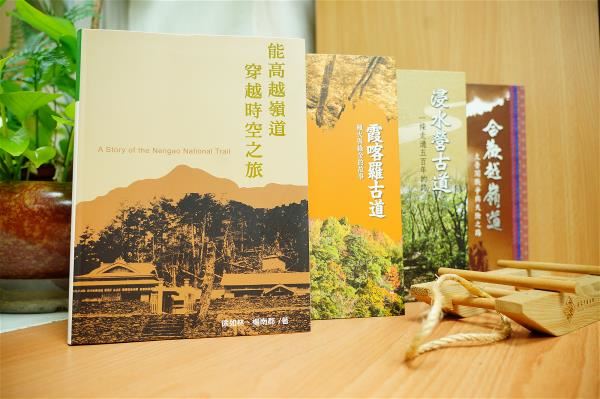 楊南郡和徐如林把過往的調查報告，逐篇改寫成報導文學的形式，讓大眾能夠親近台灣島上壯闊的山岳、森林和人文歷史。（林務局提供）