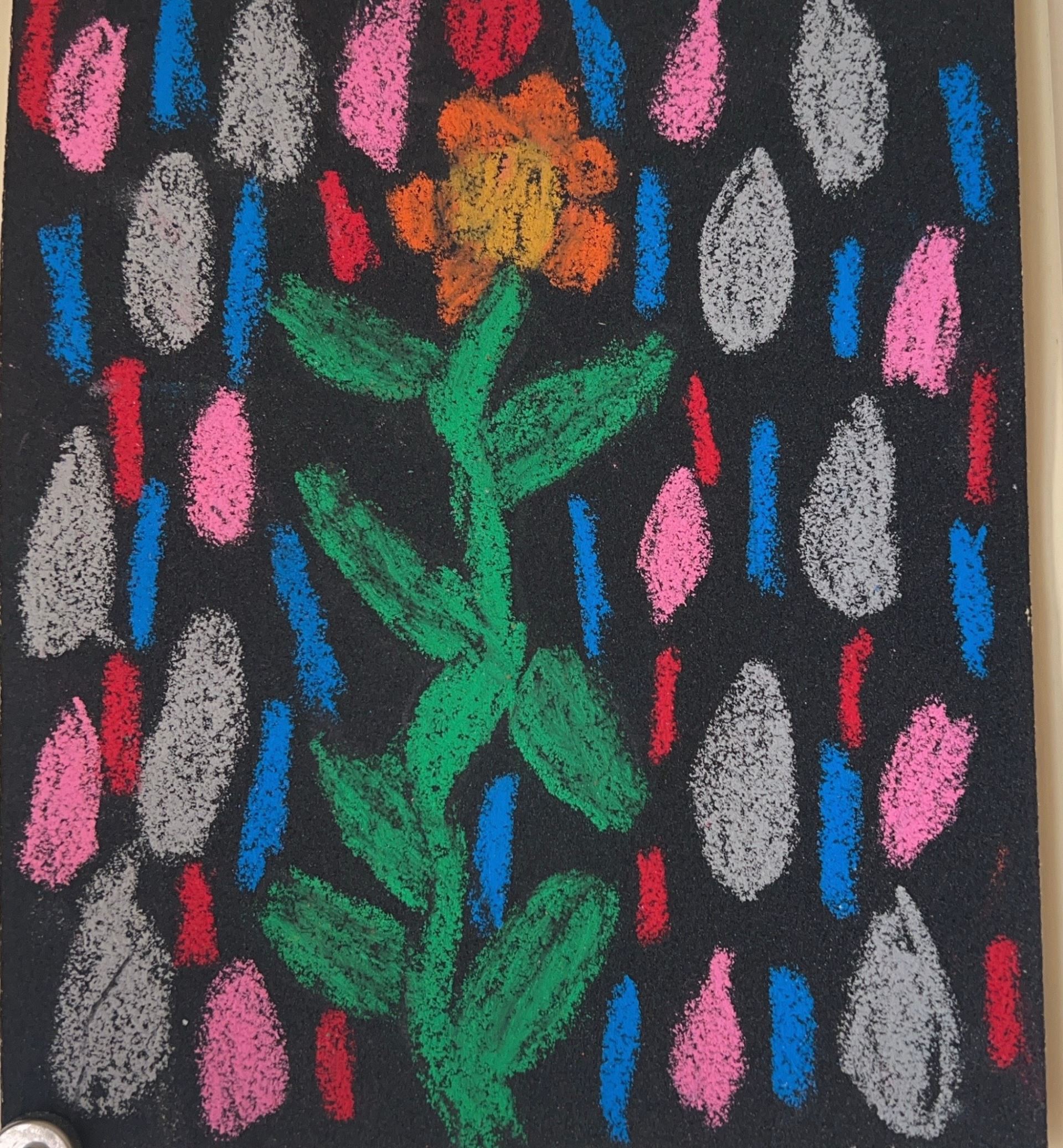 經過寄養媽媽的照顧，小宇的畫作從黑暗變得繽紛。(南台中家扶提供)