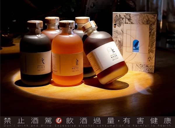 將台灣印象融合其中的五行茶酒。