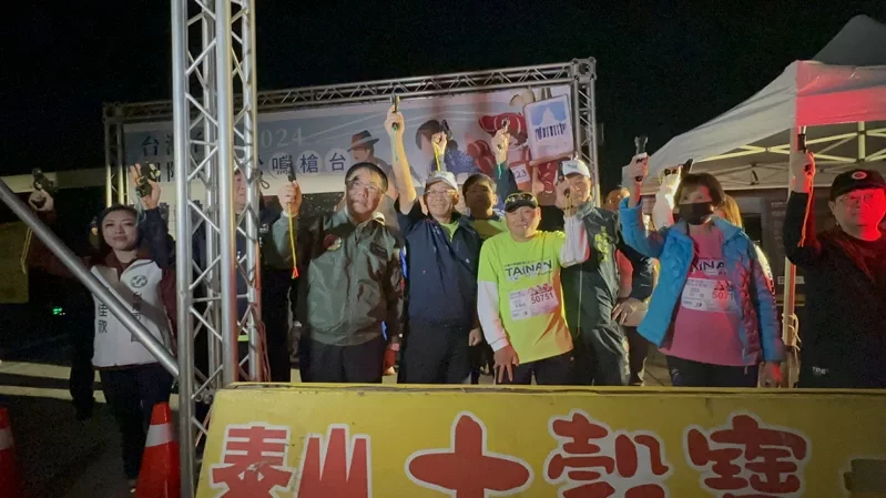 台灣台南國際馬拉松今清晨登場，台南市長黃偉哲（左三），「飛躍羚羊」紀政（右二）等人鳴槍，為跑者們加油打氣。記者李文德／攝影