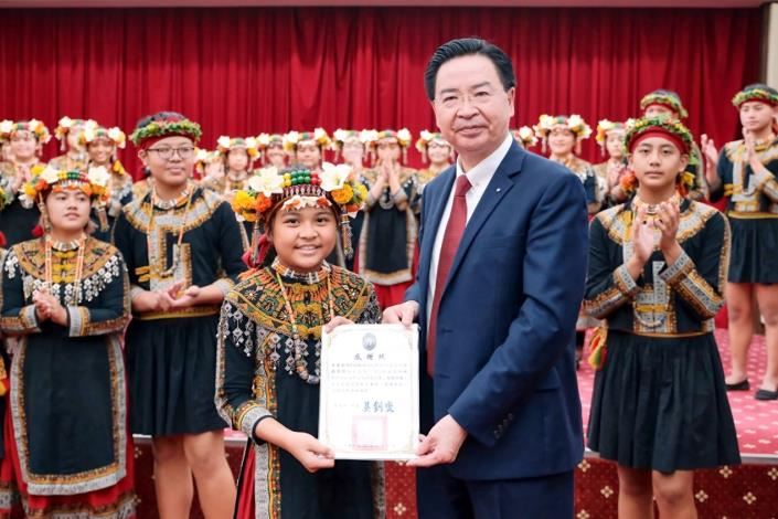 外交部長吳釗燮頒贈感謝狀予PUZANGALAN（希望）兒童合唱團團員代表劉妃。