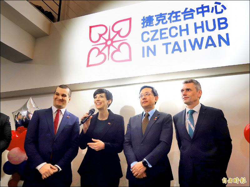 「捷克在台中心」（Czech Hub in Taiwan）今天舉行揭牌儀式。捷克眾議長艾達莫娃（左二）、歐洲價值安全政策中心執行總監楊雅嚳（左一）、捷克台灣商會會長迪維什（右一）和外交部政次李淳（右二）一同為「捷克在台中心」揭牌。（記者呂伊萱攝）