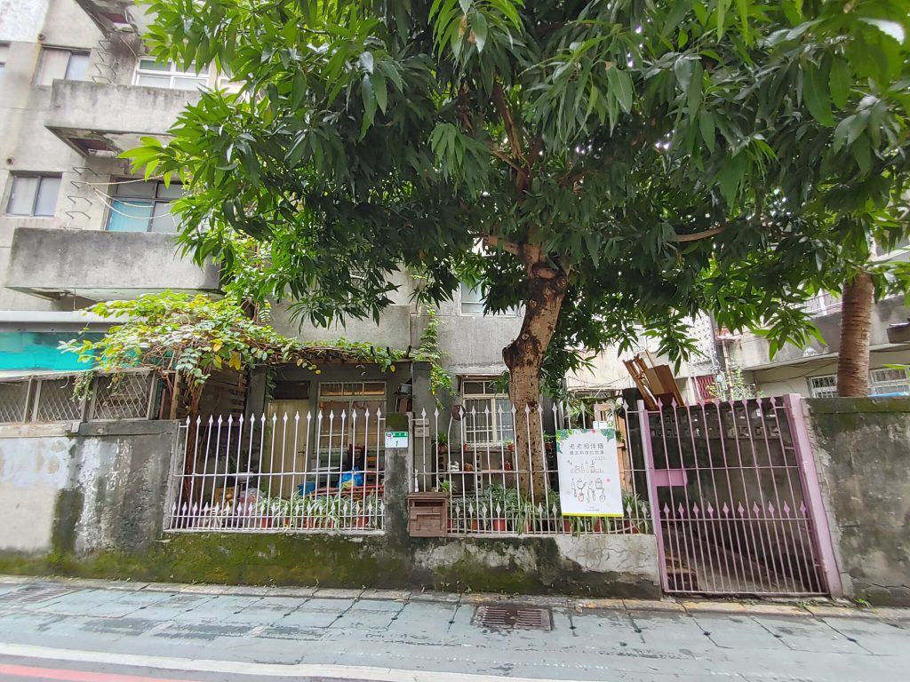 芒果香草園破除圍牆，改為穿透式欄杆，讓路過的人更能親近這個空間　（照片來源：洪敏隆）