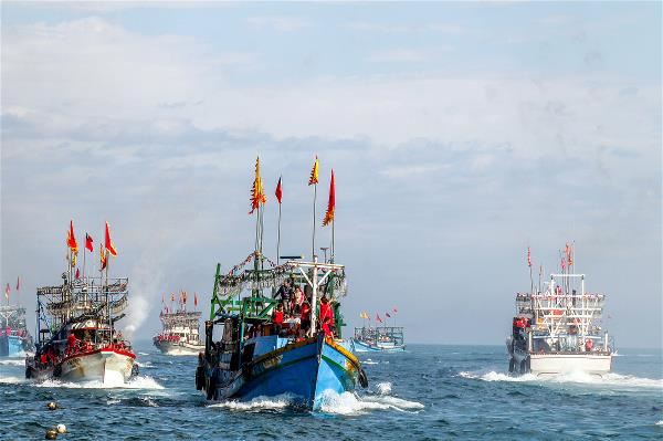 在四面環海的台灣,民俗兼容了代表陸地思維的火文化,以及象徵著海洋文化的水文化之複雜內涵。