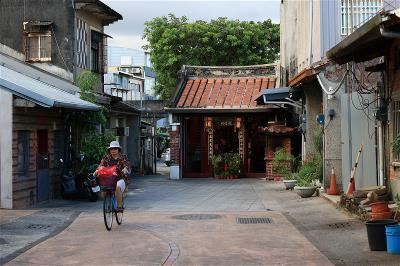 Toucheng’s Old Street, which runs some 600 meters from the North Gate Fude (Earth God) Temple to the South Gate Fude Temple, offers insights into the prosperity of days gone by. But unlike many other towns’ old quarters, it is not heavily commercialized and retains an air of “people just living their lives.”