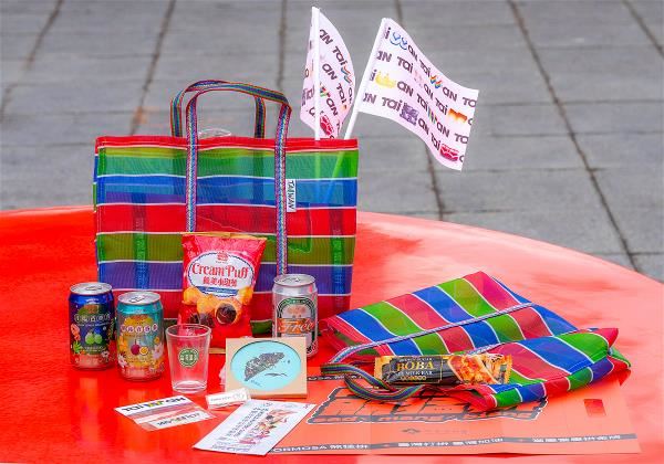 Visitors to the Cultural Olympiad receive distinctively Taiwanese gift packs: traditional tote bags containing snacks and souvenirs.