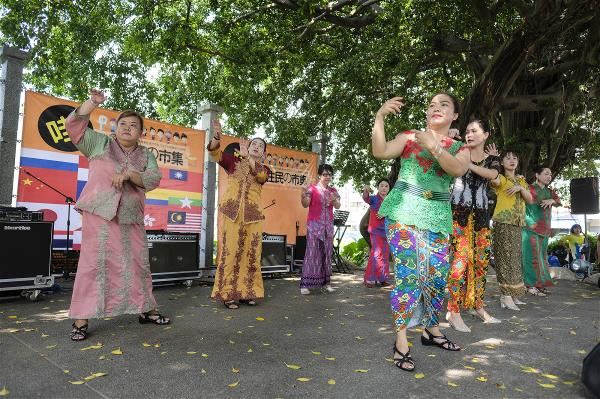 新住民已是台灣社會的重要成員，圖為屏東好好協會舉辦新住民市集，各國媽媽上台表演舞蹈，展現母國傳統文化。
