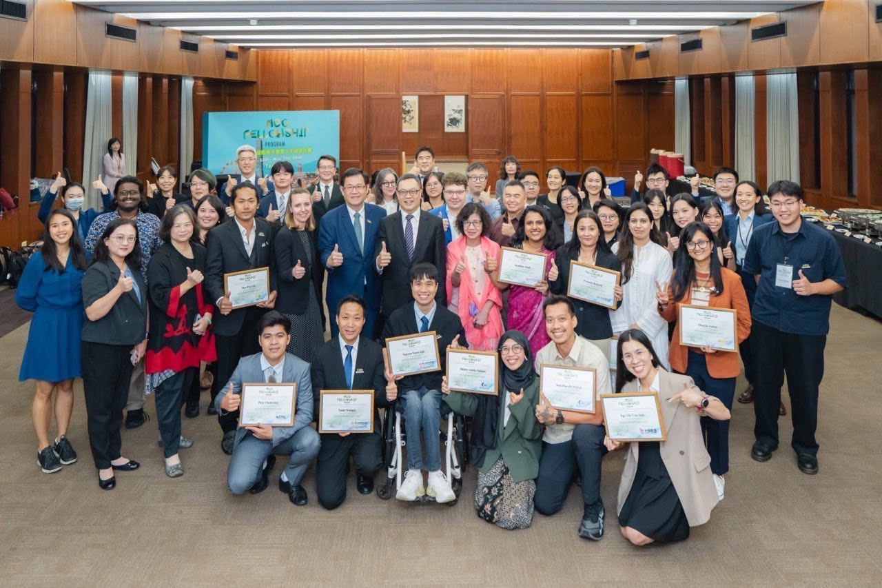 外交部政務次長陳明祺、「財團法人台灣海外援助發展聯盟（Taiwan AID）」理事長王金英、美國在台協會公共外交官員史佩靈（Jennifer Steffensen）與第三屆「非政府組織國際種子專業人才培訓計畫」學員及我國NGO代表等與會貴賓合影。