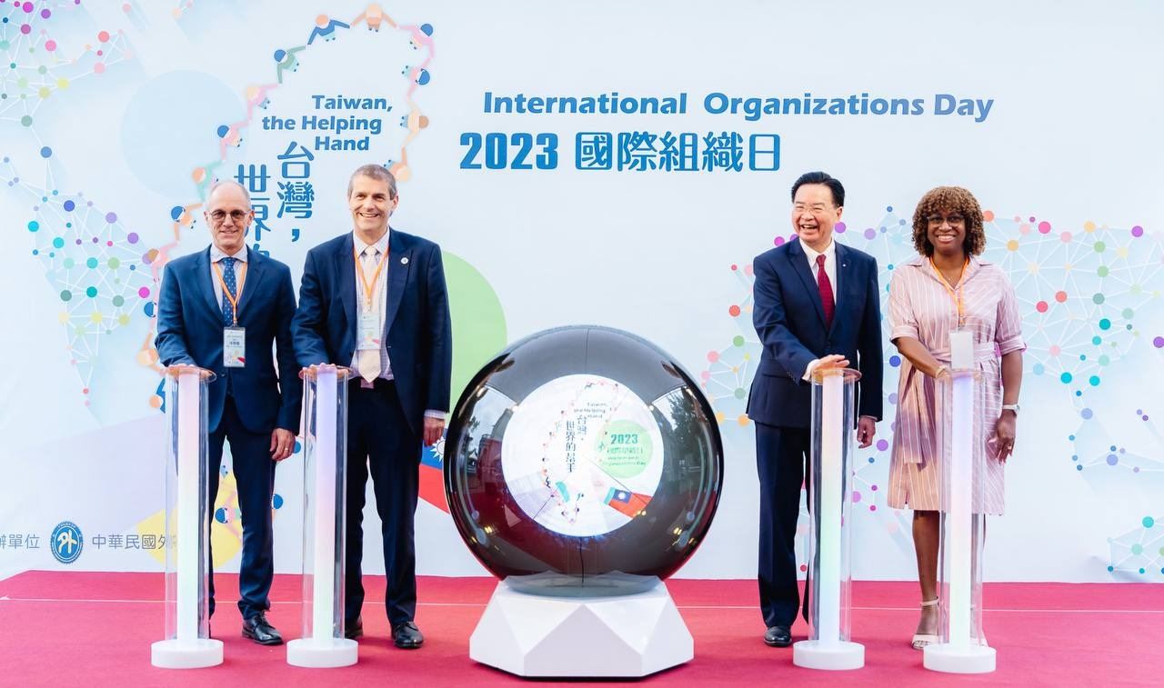 左起亞蔬—世界蔬菜中心（WorldVeg)主任沃培睿（Marco Wopereis)、國際棉業諮詢委員會（ICAC）執行長莊孟德（Eric Trachtenberg)、外交部長吳釗燮、聖文森大使柏安卓（Andrea Clare Bowman）共同進行啟動儀式。