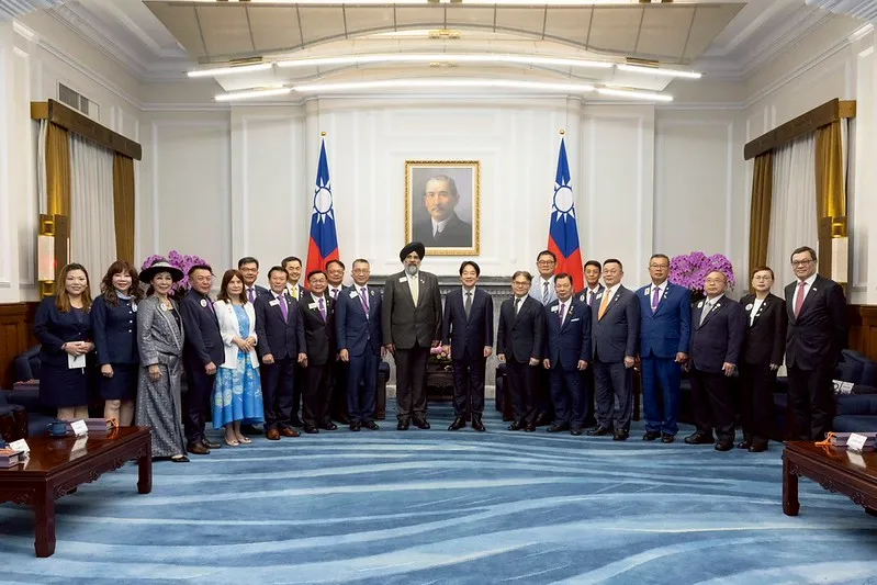 總統與訪賓一行合影