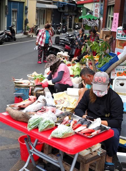 小琉球海域漁源豐饒,市場的漁貨多是「現流仔」,海味是必吃、必買的名產。